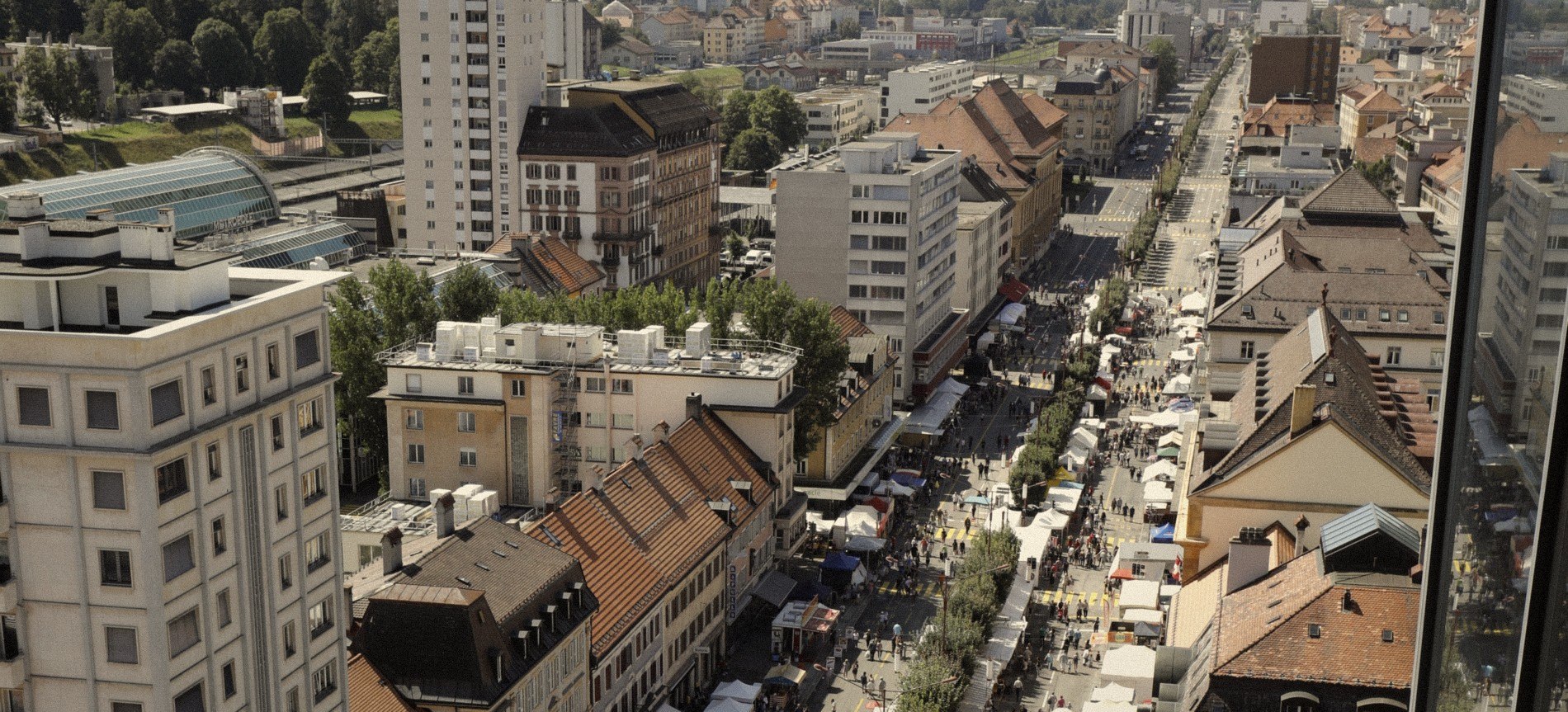 Vue aérienne de la Grande Rue de La Chaux-de-Fonds pendant la Braderie